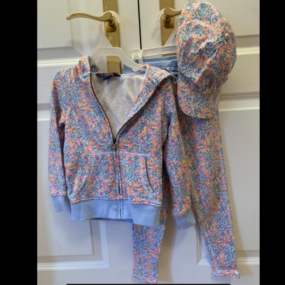 Ralph Lauren jogging set. 5T. Zip-up Hoodie, sweatpants with pockets + cute hat
